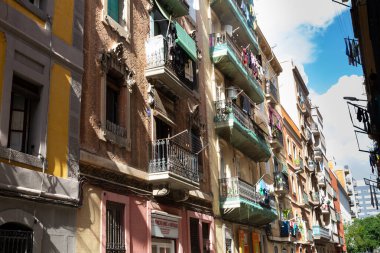 Barselona, İspanya 'da bir apartman binasının balkonlarında çamaşır asmak için.