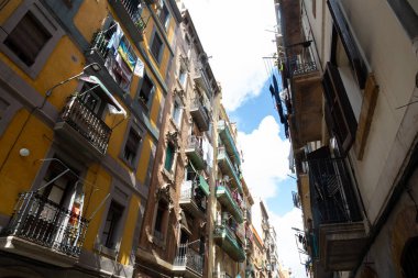 Barselona, İspanya 'da bir apartman binasının balkonlarında çamaşır asmak için.