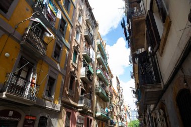 Barselona, İspanya 'da bir apartman binasının balkonlarında çamaşır asmak için.