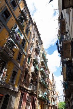 Barselona, İspanya 'da bir apartman binasının balkonlarında çamaşır asmak için.