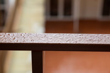 Balkondaki çamaşır ipinde çamaşır kurutmak aniden yağan yağmurda ıslanmaktır.