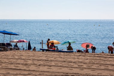 İspanya 'nın büyüleyici Costa Brava kıyı şeridinde yer alan aiguablava' nın güzel plajında güneşle ve denizle eğlenen turistler
