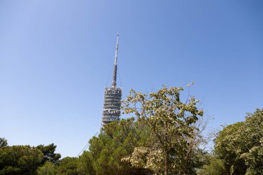 Torre de Collserola Telekomünikasyon Kulesi, İspanya 'nın Barselona şehrinde ayakta duruyor.