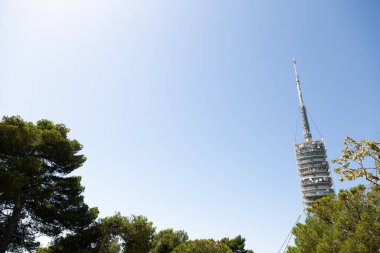 Torre de Collserola Telekomünikasyon Kulesi, İspanya 'nın Barselona şehrinde ayakta duruyor.