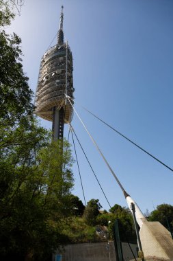 Torre de Collserola Telekomünikasyon Kulesi, İspanya 'nın Barselona şehrinde ayakta duruyor.
