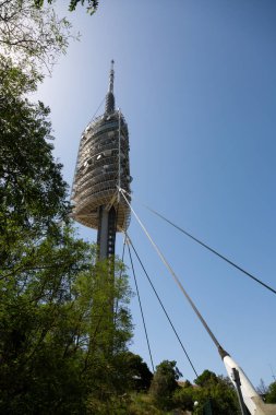 Torre de Collserola Telekomünikasyon Kulesi, İspanya 'nın Barselona şehrinde ayakta duruyor.