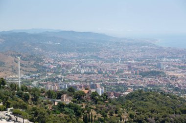 Barselona şehrinin Akdeniz 'e doğru uzanan şehir manzarası. Ufuk çizgisini noktalayan kargo gemileri var.