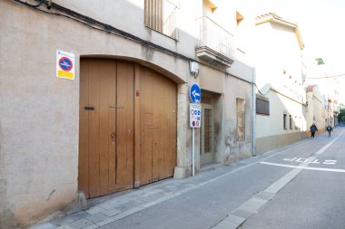 Yıpranmış kırmızı ahşap kapılı, grafiti etiketli, yaş ve çürüme belirtileri gösteren.