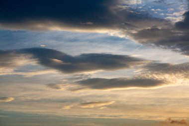 Güzel dalgalı desenler, gün batımında altostratus bulutları tarafından oluşturulur.