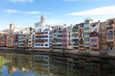 Geleneksel renkli evler onyar nehrine yansıyor, arka planda Girona katedrali, katalonya, İspanya