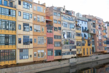 Geleneksel renkli evler onyar nehrine yansıyor, arka planda Girona katedrali, katalonya, İspanya