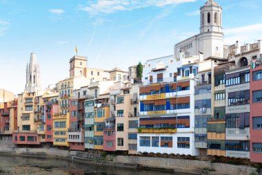 Geleneksel renkli evler onyar nehrine yansıyor, arka planda Girona katedrali, katalonya, İspanya