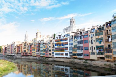 Geleneksel renkli evler onyar nehrine yansıyor, arka planda Girona katedrali, katalonya, İspanya