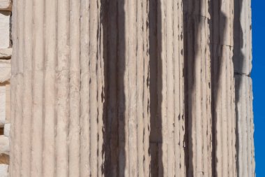 Turistler ve rehberler, restorasyon çalışmaları sırasında Atina 'nın akropolünde partenonu ziyaret ediyorlar.