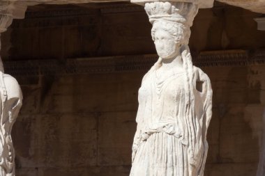 Süvariler, kadın örtülü figürler, erekteyonun destekleyici sütunları olarak hizmet veriyorlar, Atina akropolünün kuzey tarafında antik bir Yunan tapınağı.