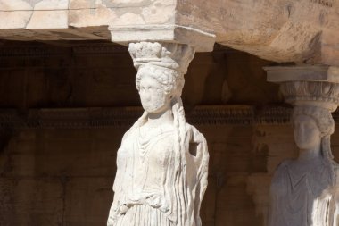 Süvariler, kadın örtülü figürler, erekteyonun destekleyici sütunları olarak hizmet veriyorlar, Atina akropolünün kuzey tarafında antik bir Yunan tapınağı.