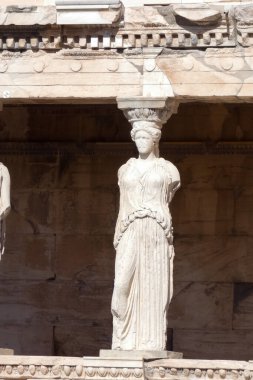 Süvariler, kadın örtülü figürler, erekteyonun destekleyici sütunları olarak hizmet veriyorlar, Atina akropolünün kuzey tarafında antik bir Yunan tapınağı.