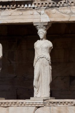 Süvariler, kadın örtülü figürler, erekteyonun destekleyici sütunları olarak hizmet veriyorlar, Atina akropolünün kuzey tarafında antik bir Yunan tapınağı.