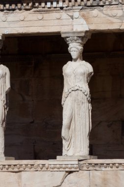 Süvariler, kadın örtülü figürler, erekteyonun destekleyici sütunları olarak hizmet veriyorlar, Atina akropolünün kuzey tarafında antik bir Yunan tapınağı.