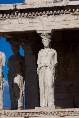 Süvariler, kadın örtülü figürler, erekteyonun destekleyici sütunları olarak hizmet veriyorlar, Atina akropolünün kuzey tarafında antik bir Yunan tapınağı.