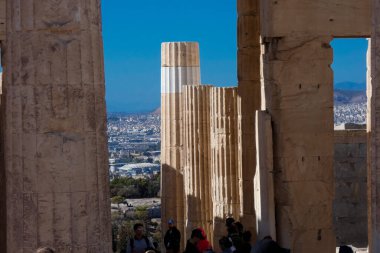 Ereksiyon, Atina, Yunanistan 'da Akropolis' te bulunan antik bir Yunan tapınağı, canlı mavi gökyüzüne karşı mimari mucizesini sergiliyor.