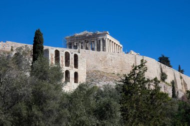 Turistler ve rehberler, restorasyon çalışmaları sırasında Atina 'nın akropolünde partenonu ziyaret ediyorlar.