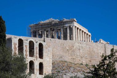 Turistler ve rehberler, restorasyon çalışmaları sırasında Atina 'nın akropolünde partenonu ziyaret ediyorlar.