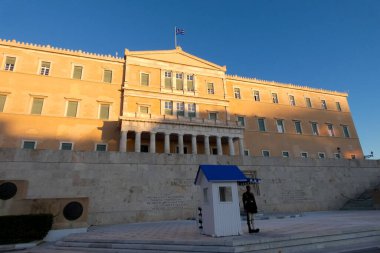 Atina, Yunanistan ve Yunanistan 'daki Yunan parlamento binasına giden basamaklarda yürüyen turistler