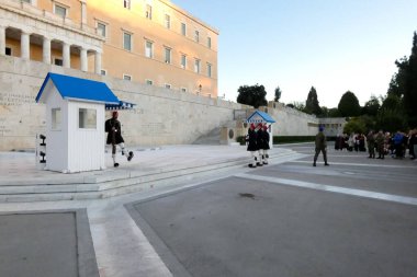 Başkanlık muhafızları, Evzone 'ler, Syntagma Meydanı, Atina, Yunanistan' daki bilinmeyen askerin mezarını koruyor.