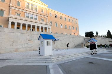 Başkanlık muhafızları, Evzone 'ler, Syntagma Meydanı, Atina, Yunanistan' daki bilinmeyen askerin mezarını koruyor.
