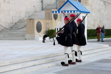 Başkanlık muhafızları, Evzone 'ler, Syntagma Meydanı, Atina, Yunanistan' daki bilinmeyen askerin mezarını koruyor.