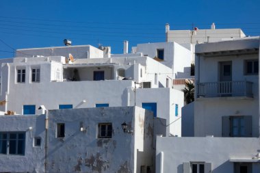 Yerel polis, Paros şehrinde dar bir kaldırım taşı caddesinde yürüyor.