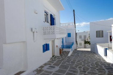 Yerel polis, Paros şehrinde dar bir kaldırım taşı caddesinde yürüyor.