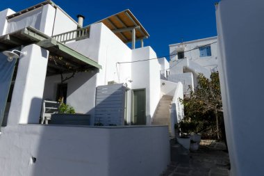 Yerel polis, Paros şehrinde dar bir kaldırım taşı caddesinde yürüyor.