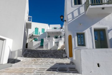 Yerel polis, Paros şehrinde dar bir kaldırım taşı caddesinde yürüyor.