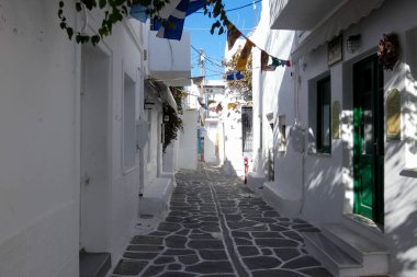 Yerel polis, Paros şehrinde dar bir kaldırım taşı caddesinde yürüyor.