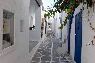 Yerel polis, Paros şehrinde dar bir kaldırım taşı caddesinde yürüyor.