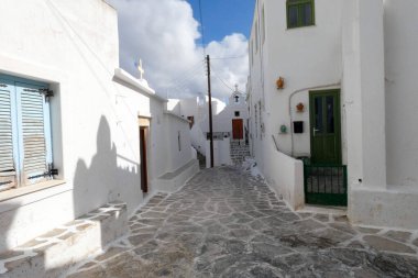 Yerel polis, Paros şehrinde dar bir kaldırım taşı caddesinde yürüyor.