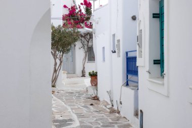 Yerel polis, Paros şehrinde dar bir kaldırım taşı caddesinde yürüyor.