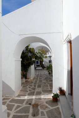 Yerel polis, Paros şehrinde dar bir kaldırım taşı caddesinde yürüyor.