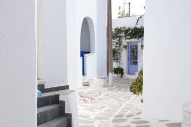 Yerel polis, Paros şehrinde dar bir kaldırım taşı caddesinde yürüyor.