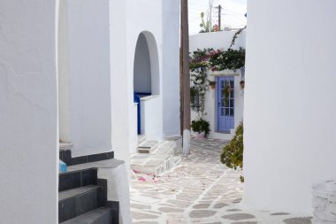 Yerel polis, Paros şehrinde dar bir kaldırım taşı caddesinde yürüyor.