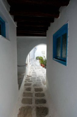 Beyaz boyanmış duvarları, taş kaldırımları olan dar bir tüneli ve Yunanistan 'daki Yunan adalarında büyüleyici bir Akdeniz atmosferi yaratan resimli bir ara sokak.