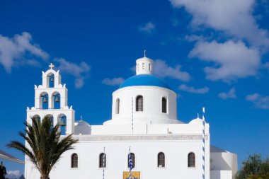 Santorini, Yunanistan 'da güneşli bir günde Ege Denizi' ne bakan mavi kubbeli beyaz kilise.