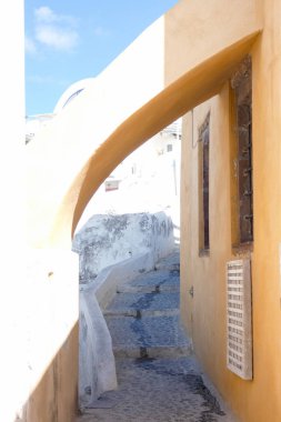 Beyaz boyanmış evler ve mavi kubbeli kiliseler Oia, Santorini, Yunanistan 'da pitoresk bir şehir manzarası yaratıyor.