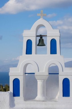 Santorini, Yunanistan 'da güneşli bir günde Ege Denizi' ne bakan mavi kubbeli beyaz kilise.