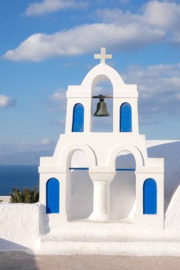 Santorini, Yunanistan 'da güneşli bir günde Ege Denizi' ne bakan mavi kubbeli beyaz kilise.