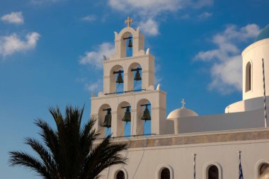 Beyaz boyanmış evler ve mavi kubbeli kiliseler Oia, Santorini, Yunanistan 'da pitoresk bir şehir manzarası yaratıyor.
