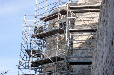 Tadilat veya inşaat çalışmaları sırasında eski taş yapılara karşı metal iskeleler inşa edildi
