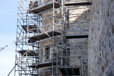 Tadilat veya inşaat çalışmaları sırasında eski taş yapılara karşı metal iskeleler inşa edildi